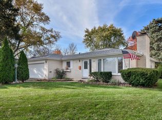 64 Grove Ave, Glen Ellyn, IL 60137