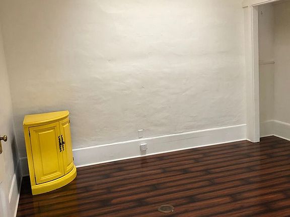3rd image of 815 De La Vina St Ste C