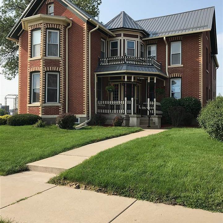 1st image of 224 1st Ave W