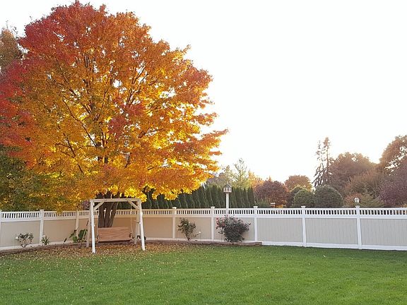 Two-tone vinyl fence 