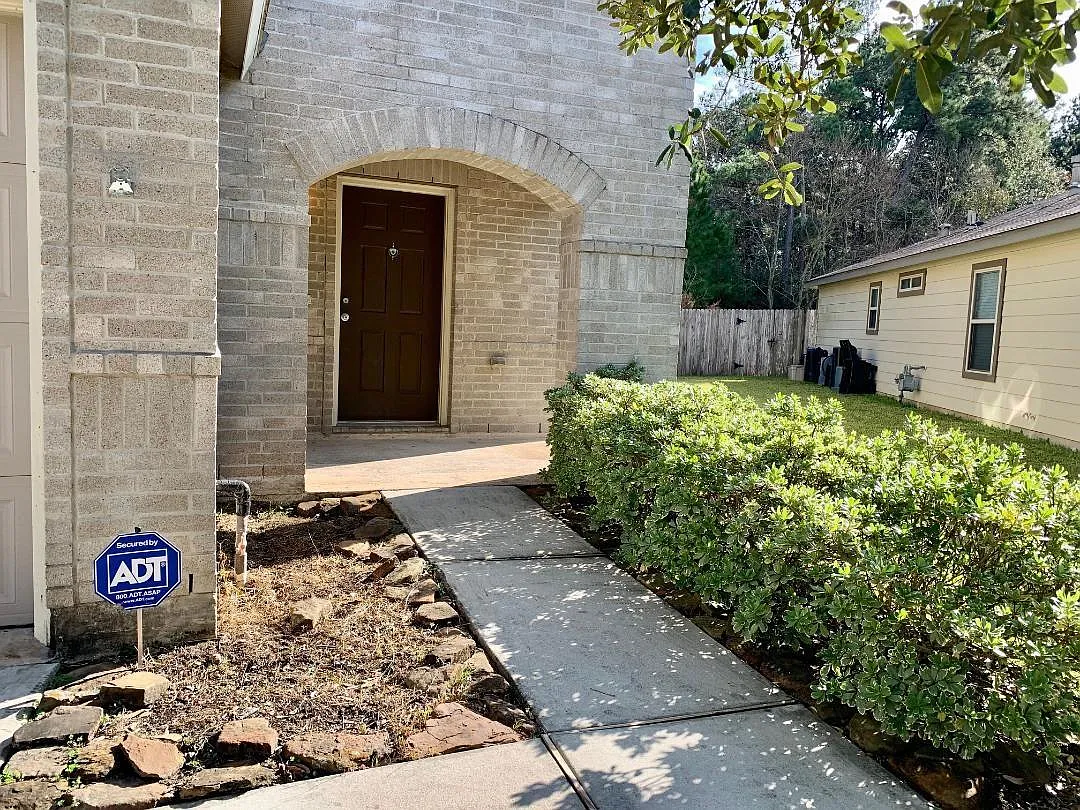 3 bed, 2.5 bath, 2172 sqft, $2,100 — Photo 2