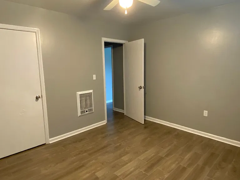 415 Lowther St — Photo 16