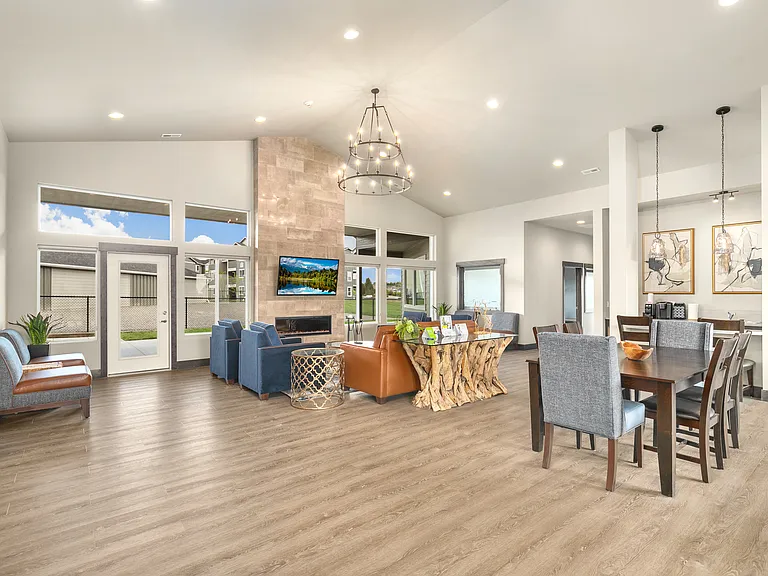 Crown Pointe Apartments — Photo 5