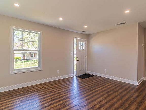 3rd image of 1906 W Gilbert Ln