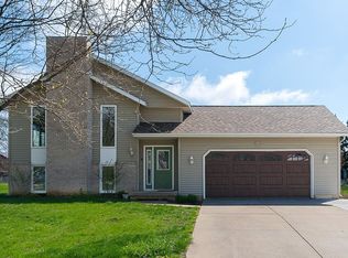 355 Wolf Valley Rd, Hiawatha, IA 52233