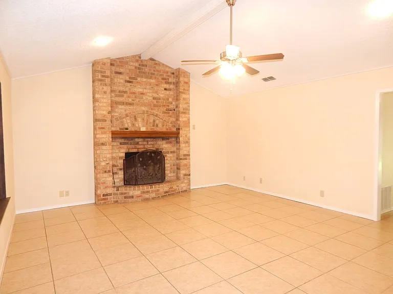 805 Corey Dr — Photo 4