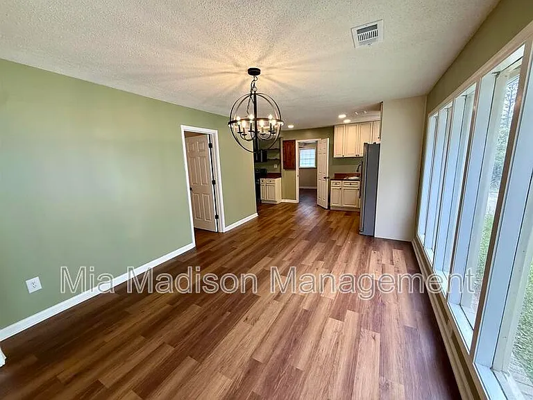 2233 E Derenne Ave — Photo 4