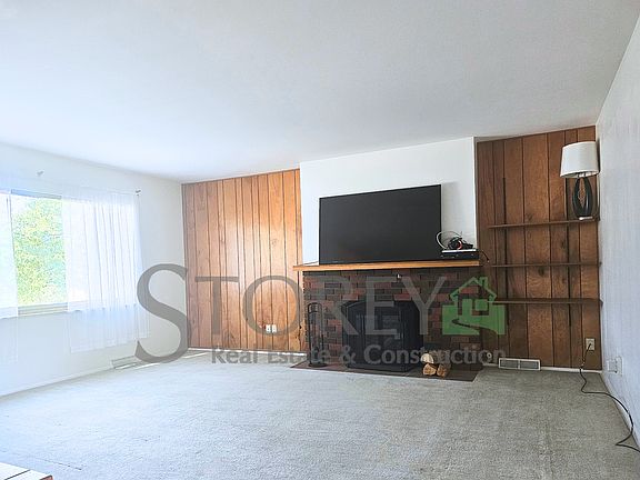 Livingroom with lots of natural light.