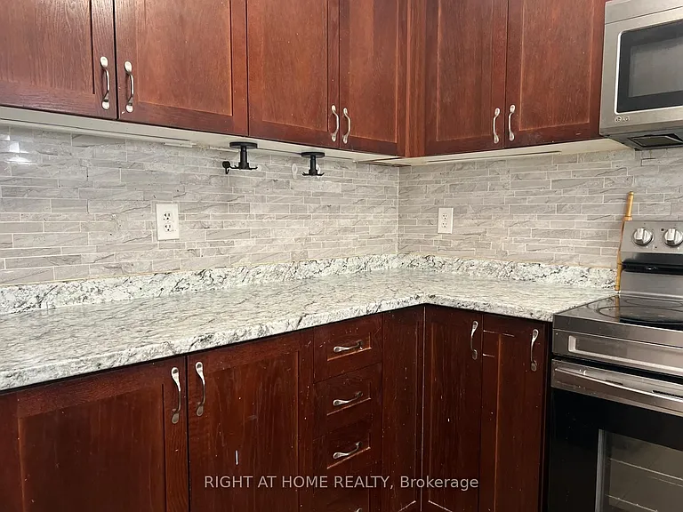 39 Golden Iris Cres — Photo 16
