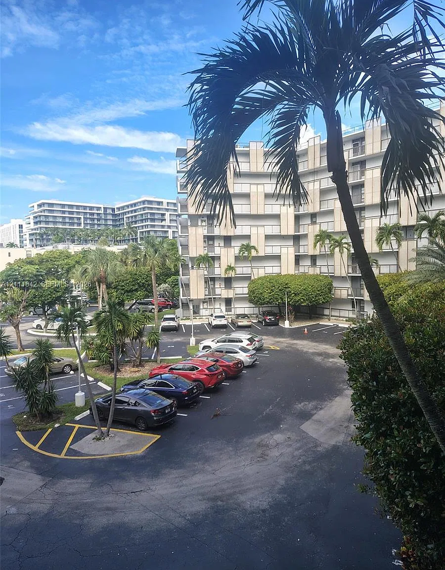 Biscaya Iv Condo — Photo 1
