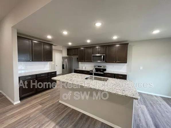 2116 N 21st St, Ozark, MO 65721
