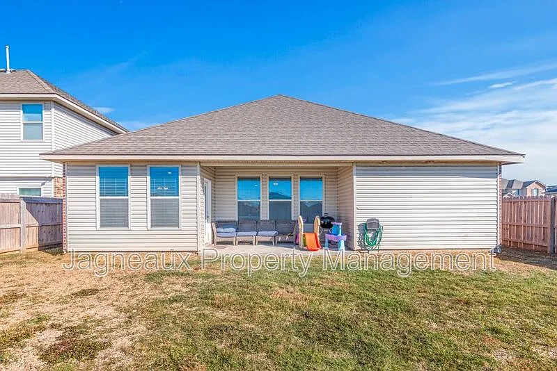 4 bed, 2.0 bath, 1852 sqft, $2,600 — Photo 4