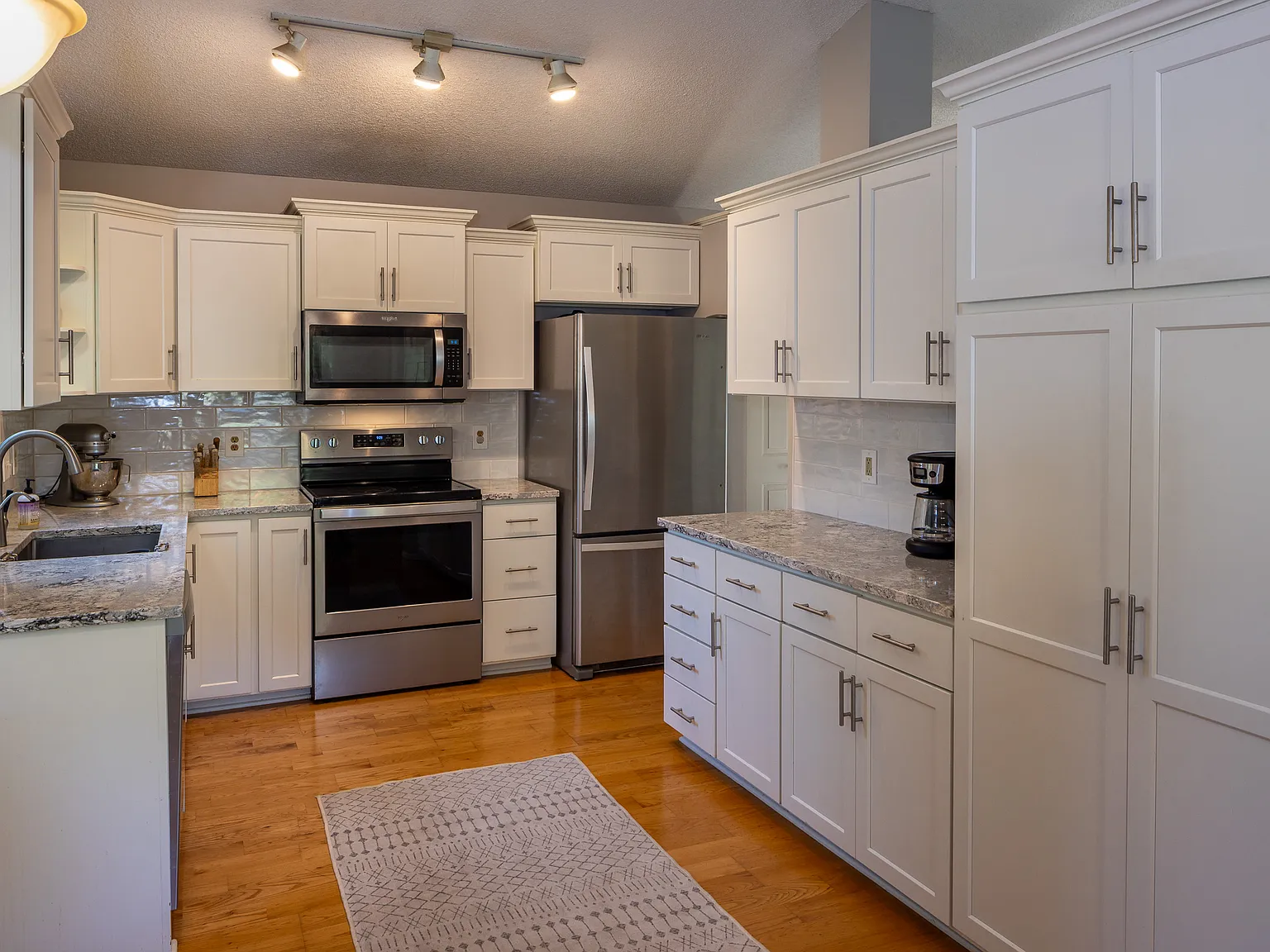 4 bed, 2084 sqft, $2,995 — Photo 2