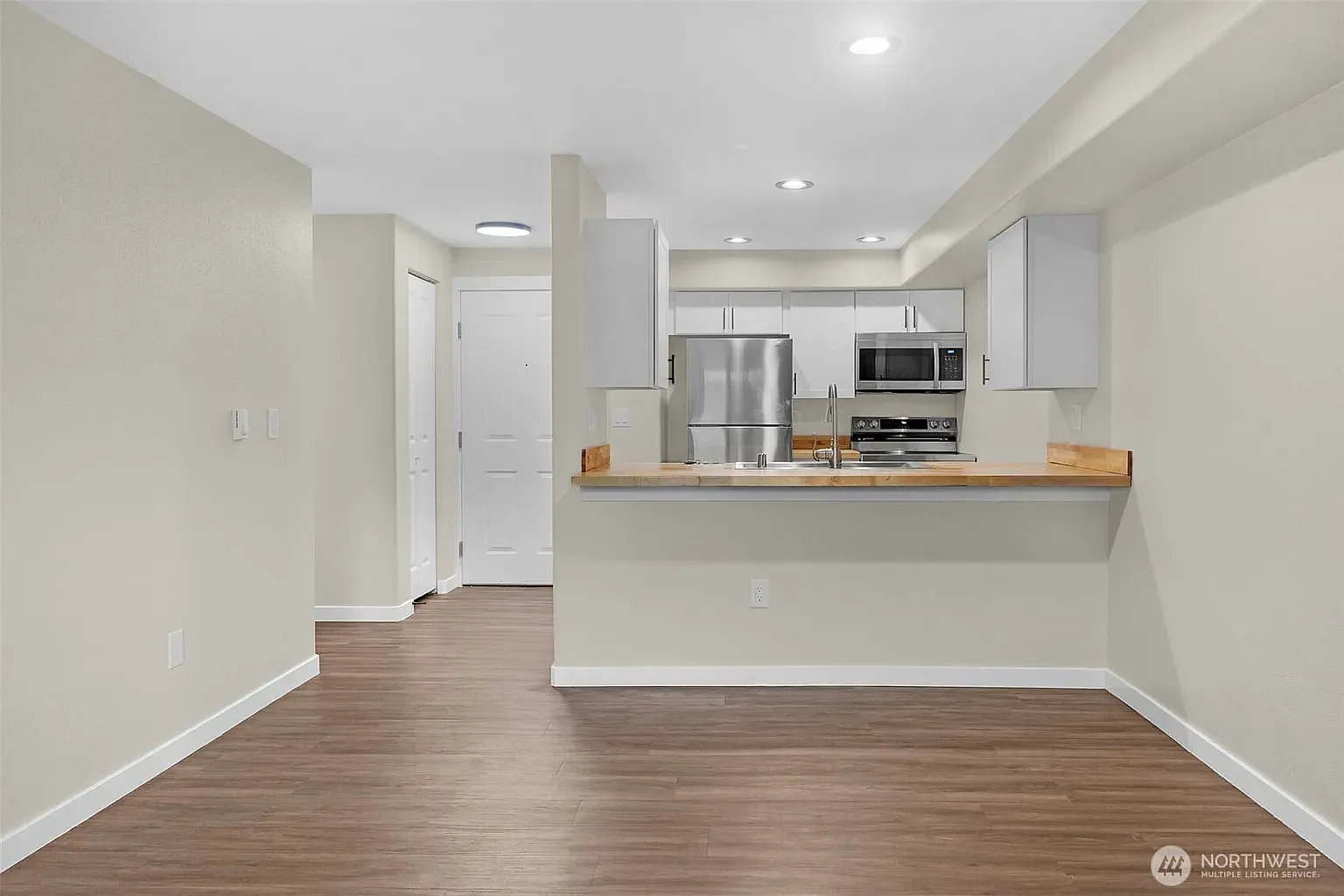 2 bed, 831 sqft, $2,300 — Photo 2