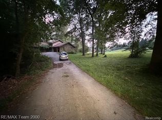 325 Ridgemont Rd, Oxford, MI 48370