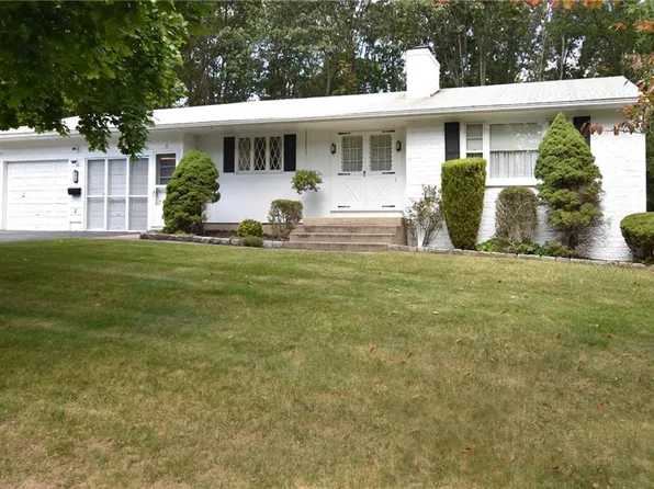 15 Highwood Dr, Coventry, RI 02816