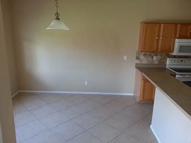 3 bed, 2.0 bath, 1642 sqft, $1,900 — Photo 3