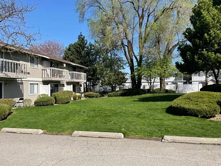 22 N Willow Rd — Photo 8