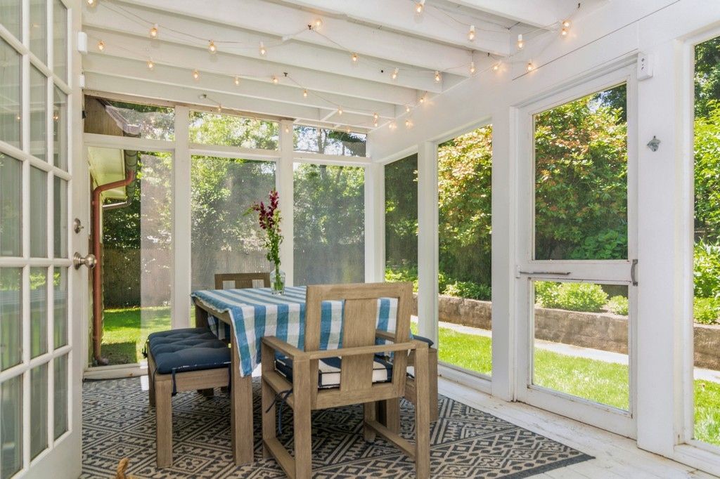  Outdoor eating (screened)