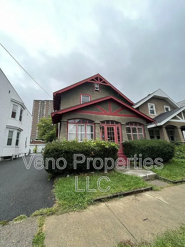 4 bed, 1.5 bath, 1862 sqft, $2,400 — Photo 2