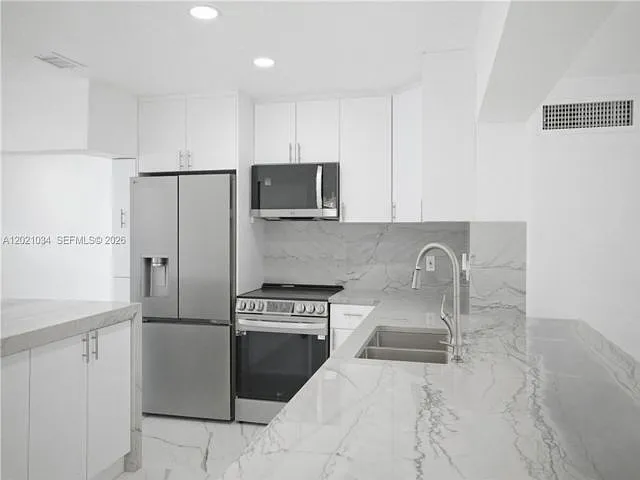 3 bed, 2.0 bath, 1836 sqft, $4,200 — Photo 3