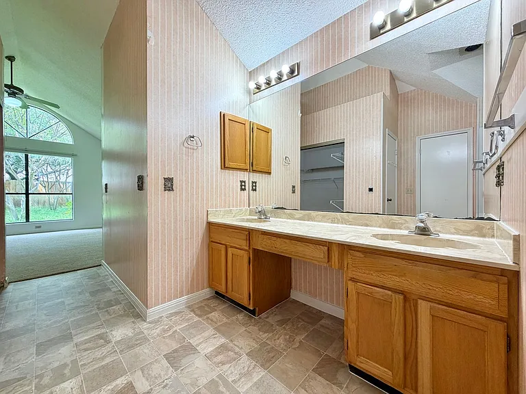 2110 Warfield Way — Photo 10