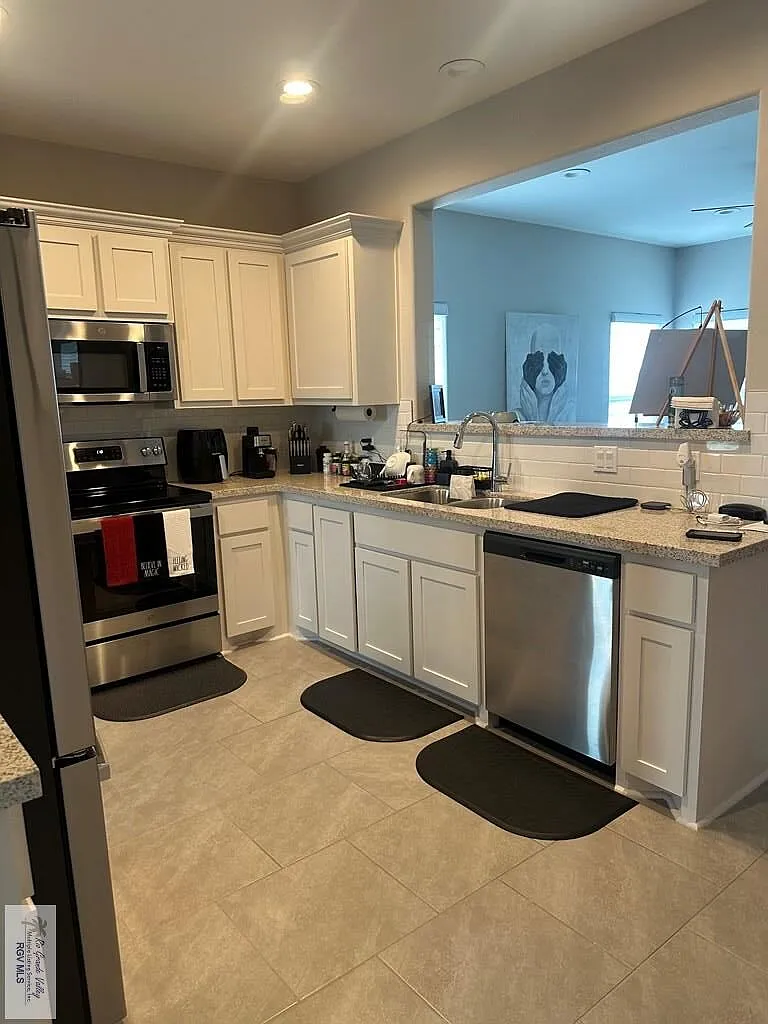 3 bed, 2.0 bath, 1330 sqft, $2,400 — Photo 2