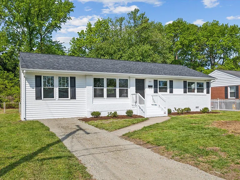 213 Lynnhaven Dr — Photo 3