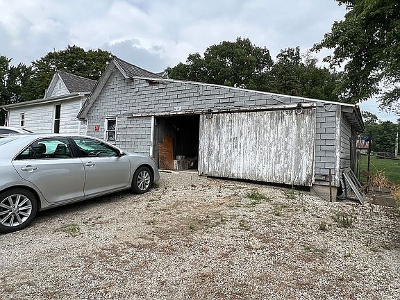Garage with electricity 