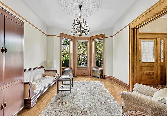 3rd image of 194 Midwood St