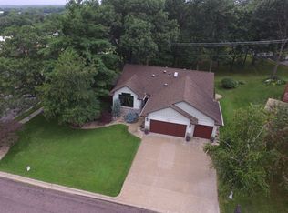 1001 Canary Ln, Onalaska, WI 54650