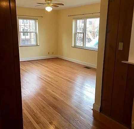 3rd image of 2810 E Victoria Ave