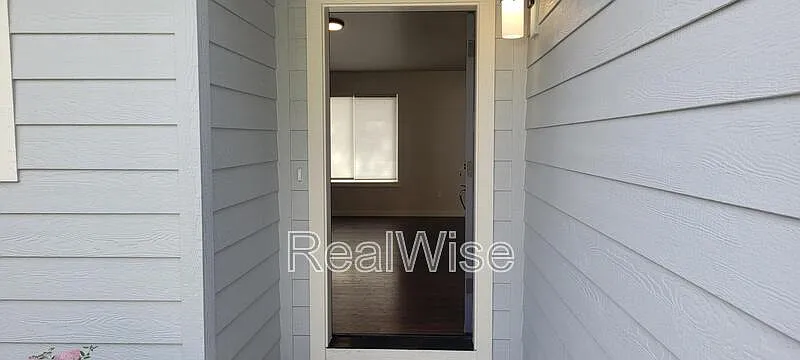 3 bed, 2.0 bath, 1300 sqft, $2,295 — Photo 4