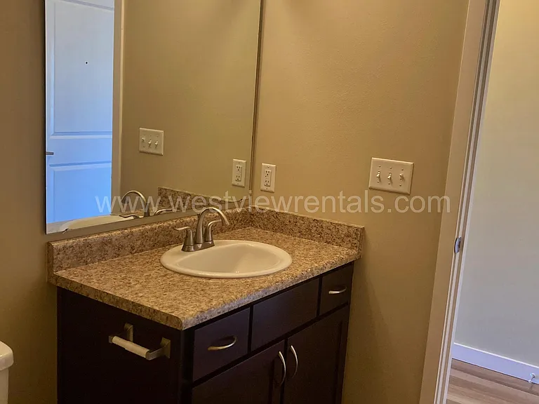 200 E Maple St — Photo 382