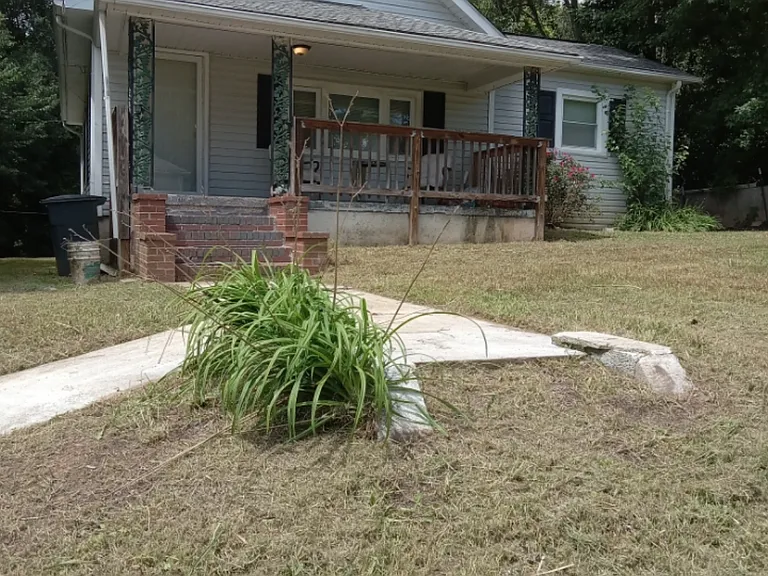921 Lincoln St — Photo 2