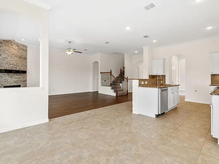 1705 Medina Ln — Photo 13