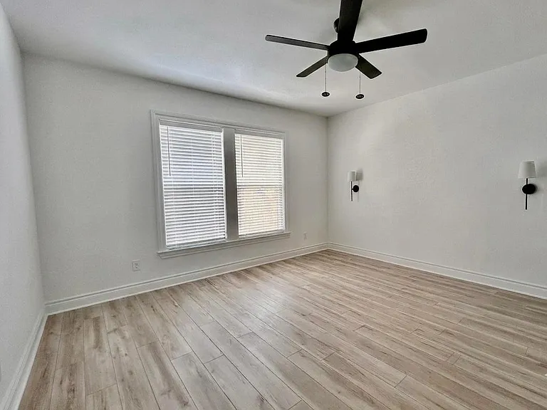 203A E Pecan St — Photo 7