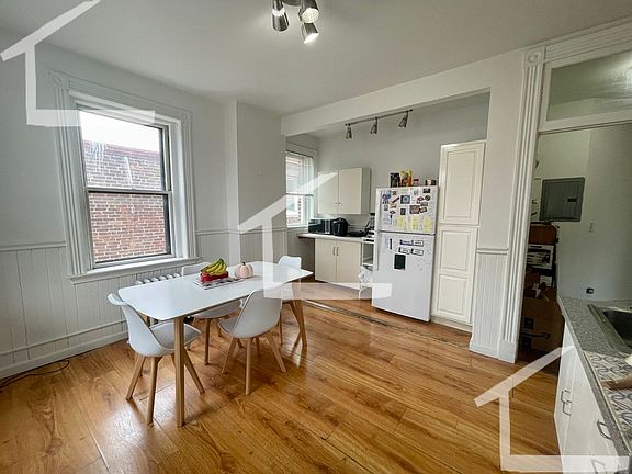 3rd image of 13 Euston St #3