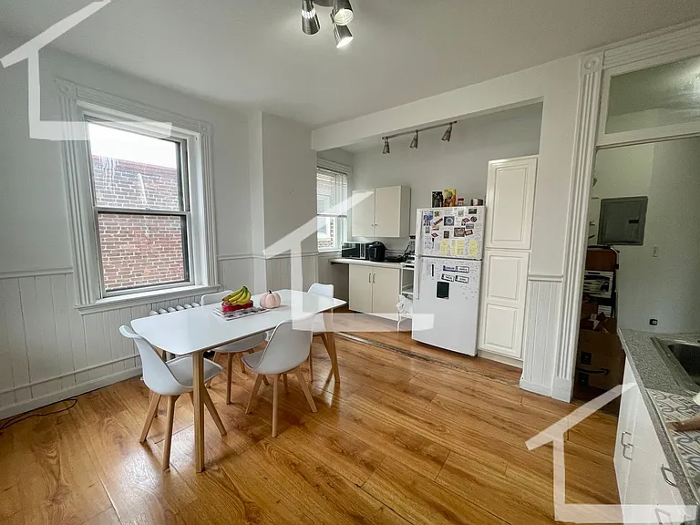 13 Euston St #3 — Photo 3