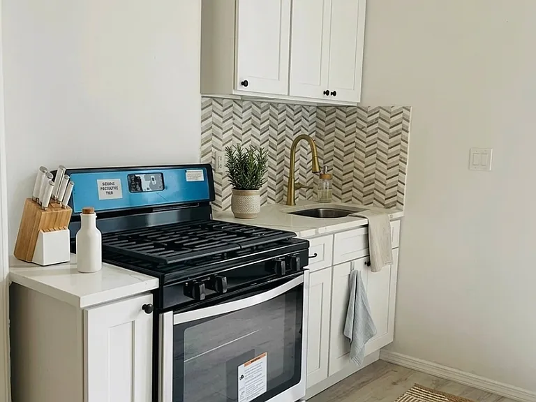 1672 Jefferson Ave #1A — Photo 8