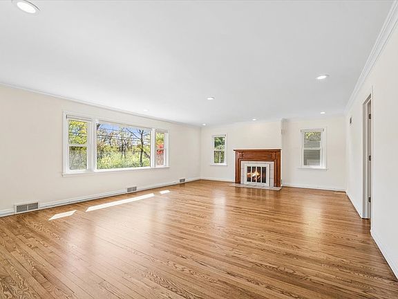 2nd image of 155 N Lincoln Ave