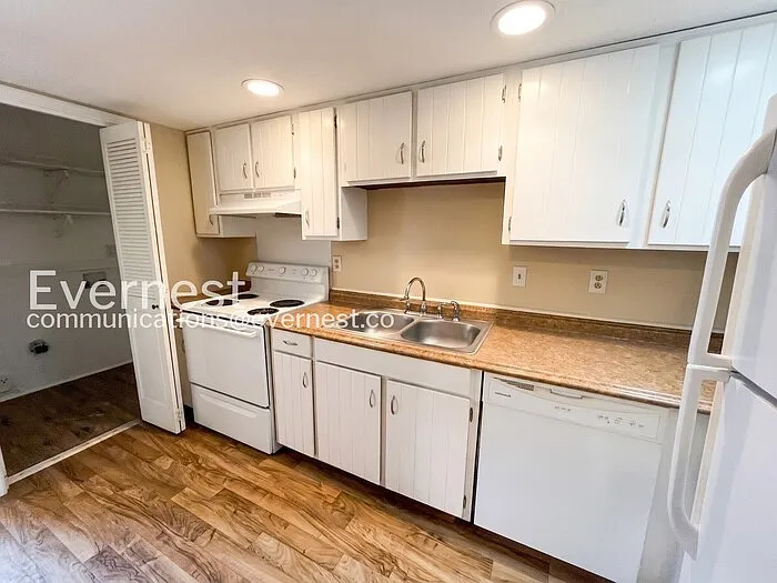 2406 Lyndon Ave #4 — Photo 2