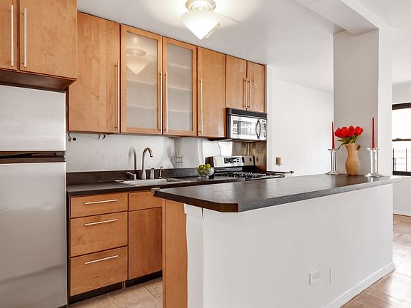 3rd image of 347 E 53rd St APT 6B