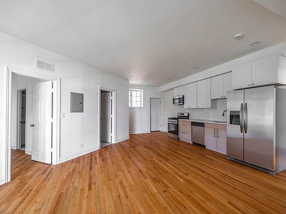 3rd image of 3107 N Harding Ave #2W
