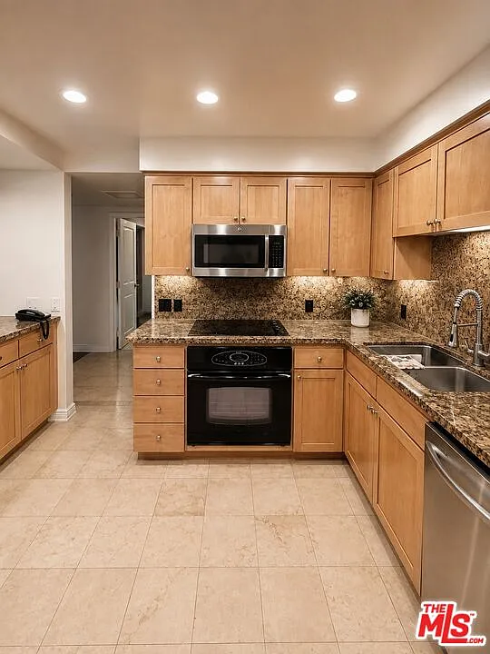 2 bed, 2.0 bath, 1945 sqft, $9,495 — Photo 2