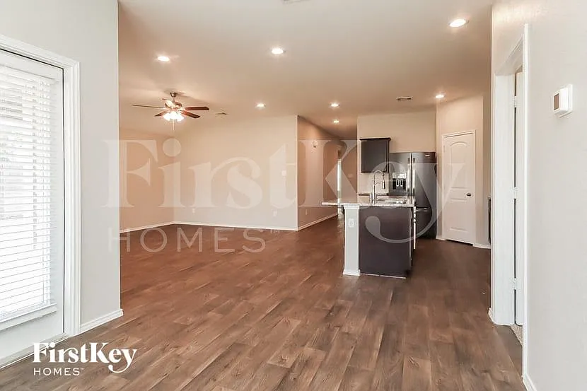 4 bed, 2.0 bath, 1748 sqft, $2,025 — Photo 3