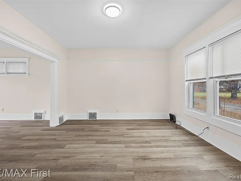 556 Leicester Ct — Photo 4