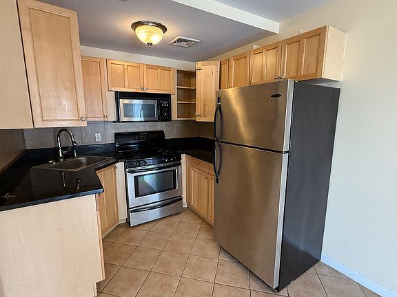 4th image of 2522 14th Pl APT 2R