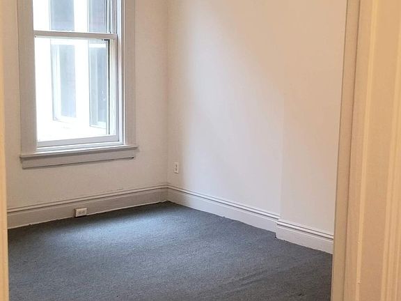 4th image of 2036 W Grace St #3