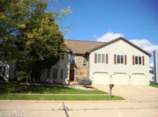 21 Bay Pointe Dr, Bloomington, IL